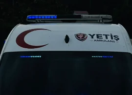 Yetiş Ambulans nakil aracının ön cephesi, tavanda mavi ışık çubuğu